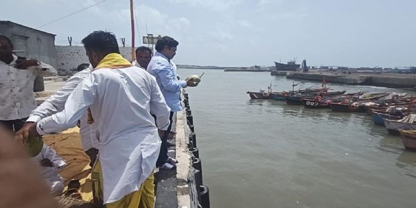 વેરાવળ બંદર ખાતે નાળિયેરી પૂનમે દરિયાદેવનું શાસ્ત્રોક્ત પૂજન, માછીમારો દ્વારા નવી ફિશિંગ સીઝનનો મંગલ પ્રારંભ