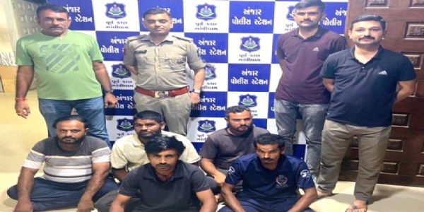 વર્ષામેડીની સાંઈ આશીશ સોસાયટીમાં જુગારધામ પર અંજાર પોલીસનો સપાટો, 5 શખ્સો ઝડપાયા