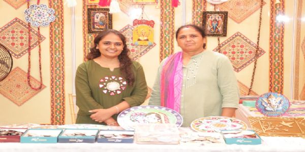 શ્રાવણ ઉત્સવ લિંપણ કળા થકી સારુ આર્થિક ઉપાર્જન થયાનો હરખ વ્યકત્ કરતા સાબરકાંઠાના દિયા પટેલ