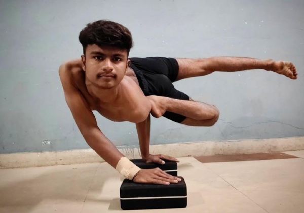 મેડલ મેળવનાર યુવક મેડલ મેળવનાર યુવક