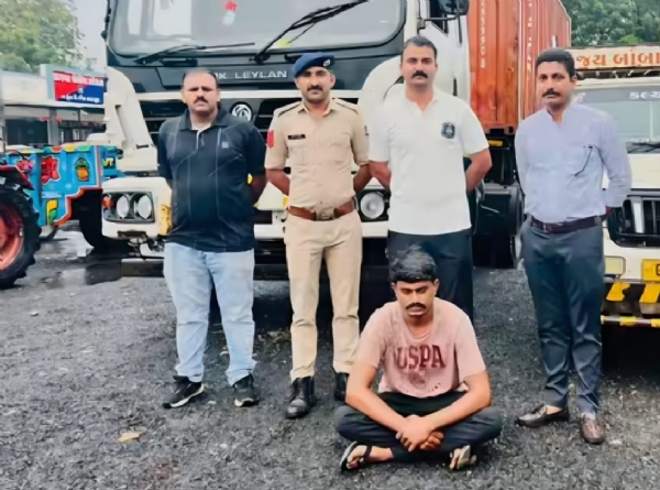 ભંગાર સાથે પકડાયેલ યુવક ભંગાર સાથે પકડાયેલ યુવક