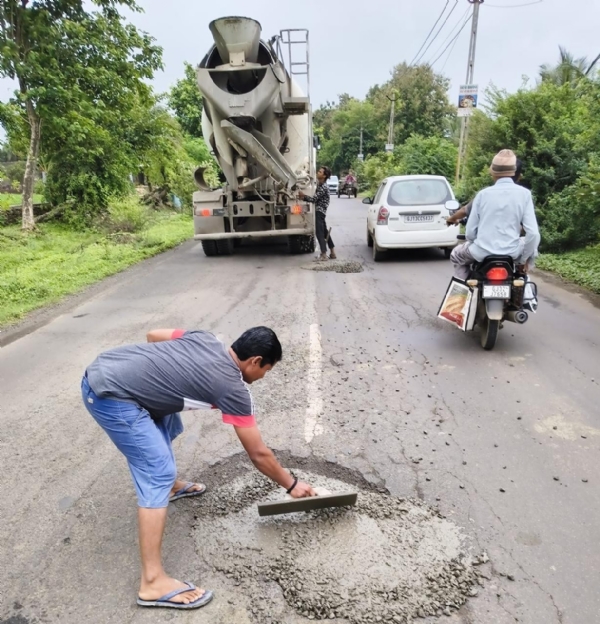 વેરાવળ-તાલાલા રોડ પર પેચ મિક્સિંગ