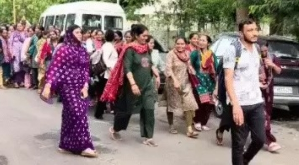 TET-1 passed candidates protest in Gandhinagar demanding release of provisional merit list
