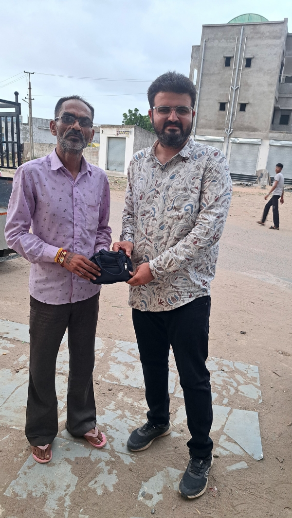 ખોવાયેલ પાકીટ પરત અપાયું ખોવાયેલ પાકીટ પરત અપાયું