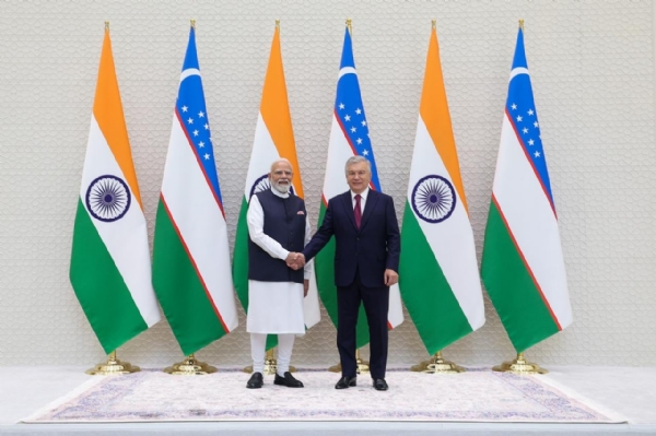 વડાપ્રધાન નરેન્દ્ર મોદી અને ઉઝબેકિસ્તાનના રાષ્ટ્રપતિ શૌકત મિર્ઝિયોયેવ વડાપ્રધાન નરેન્દ્ર મોદી અને ઉઝબેકિસ્તાનના રાષ્ટ્રપતિ શૌકત મિર્ઝિયોયેવ