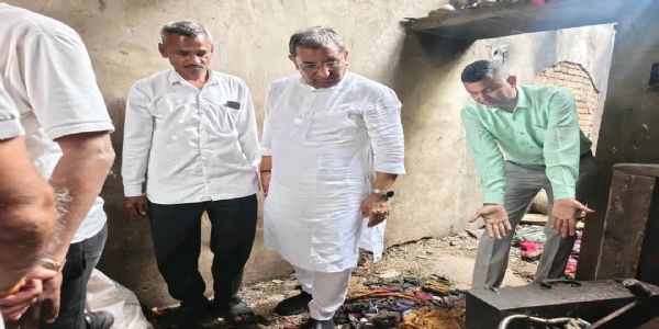 ઊંઝાના ડાભી ગામે આગથી ઘર બળીને ખાખ, જરૂરિયાતમંદ પરિવારને આર્થિક સહાય