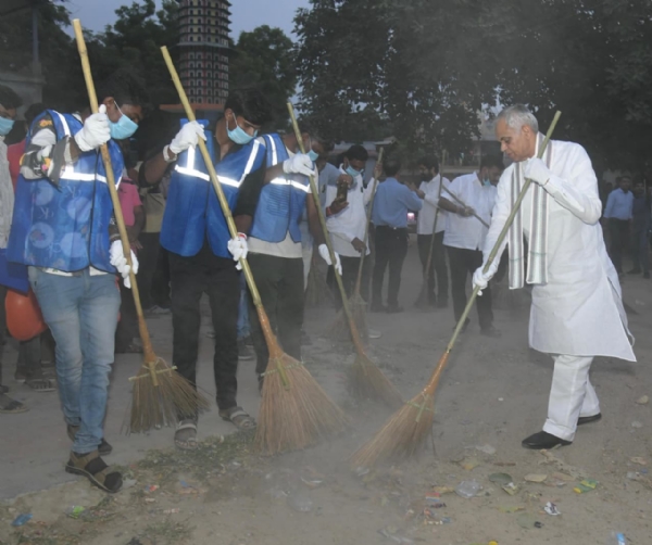 Governor Acharya Devvrat on a two-day visit to the small village of Nana Ubhoda in Mandal taluka of Ahmedabad district Governor Acharya Devvrat on a two-day visit to the small village of Nana Ubhoda in Mandal taluka of Ahmedabad district