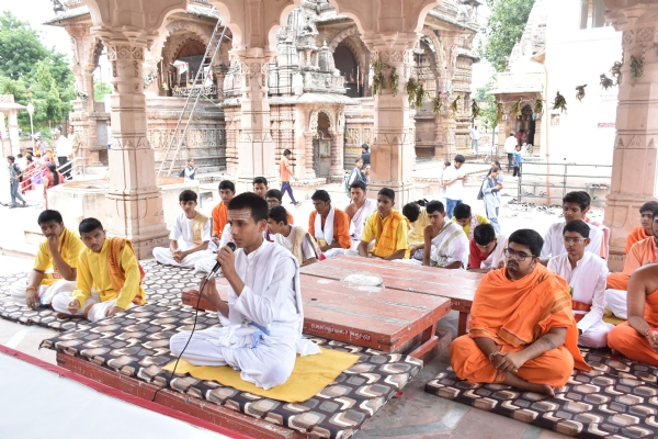 વડનગરના હાટકેશ્વર મહાદેવ મંદિરે 108 ઋષિકુમારોની ‘મૃત્યુંજય સ્પર્ધા’ યોજાઈ વડનગરના હાટકેશ્વર મહાદેવ મંદિરે 108 ઋષિકુમારોની ‘મૃત્યુંજય સ્પર્ધા’ યોજાઈ