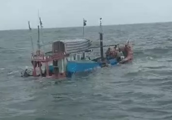 Boat with six sailors capsizes near Una, sailors jump into water to save their lives Boat with six sailors capsizes near Una, sailors jump into water to save their lives