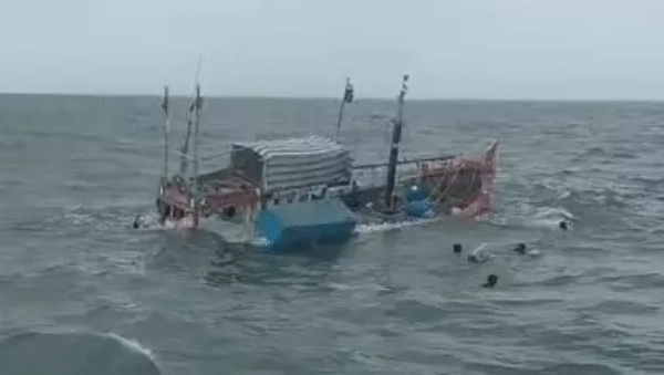 Boat with six sailors capsizes near Una, sailors jump into water to save their lives Boat with six sailors capsizes near Una, sailors jump into water to save their lives