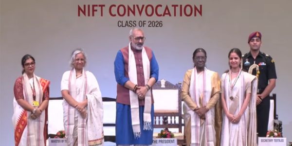વિદેશી ગ્રાહકો માટે વસ્ત્રો તૈયાર કરતી વખતે ભારતની મહેક અને સુગંધ ન છૂટવી જોઈએ : દ્રૌપદી મુર્મુ