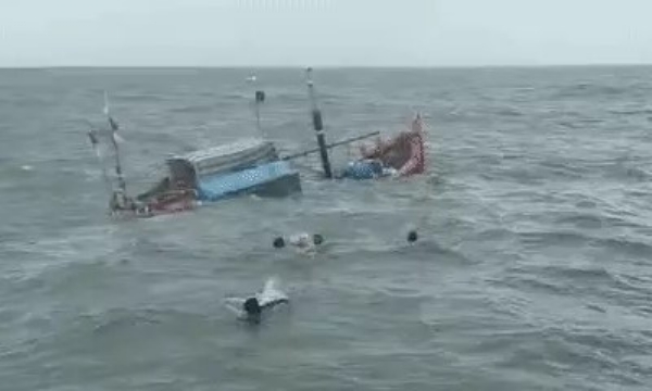 Boat with six sailors capsizes near Una, sailors jump into water to save their lives Boat with six sailors capsizes near Una, sailors jump into water to save their lives