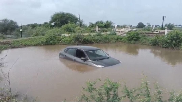 A car plunged into the water near Manila; a major tragedy was averted thanks to the alertness of locals.