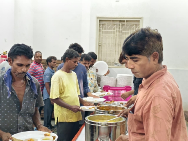 પોરબંદર મહાનગરપાલિકાના સફાઈ કર્મચારીઓ માટે મેયરના જન્મ દિવસ નિમિતે ભોજન સમારંભ યોજાયો.