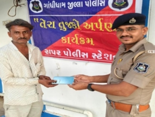 રાપર પોલીસ તેરા તુજકો અર્પણ કાર્યક્રમ યોજાયો રાપર પોલીસ તેરા તુજકો અર્પણ કાર્યક્રમ યોજાયો