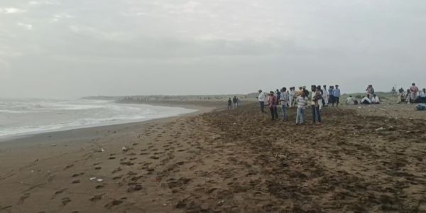 કોડીનાર ના છારા ગામે દરિયામાં યુવકો ડૂબ્યા
