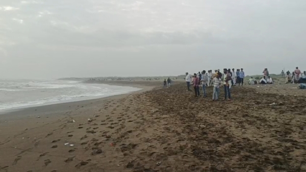 કોડીનાર ના છારા ગામે દરિયામાં યુવકો