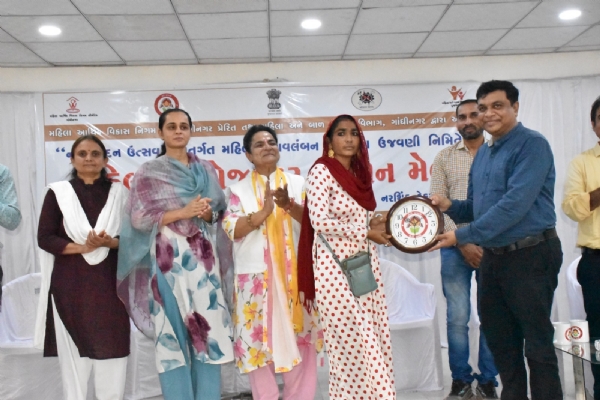 પોરબંદરમાં મહિલા સ્વલંબન દિવસ નિમિત્તે મહિલા સ્વરોજગાર-લોન મેળો યોજાયો.