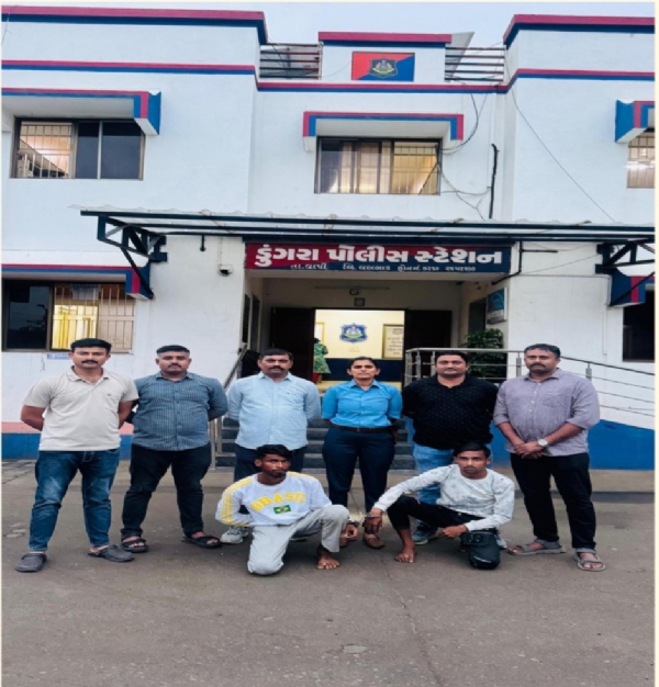 આરોપી સાથે ડુંગરા પોલીસ ની ટીમ આરોપી સાથે ડુંગરા પોલીસ ની ટીમ