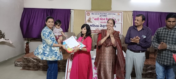 મહીલા ને સન્માનિત કરવામાં આવ્યા