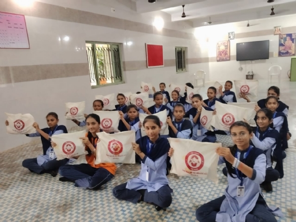 પોરબંદરની સ્વામિનારાયણ હાઈસ્કૂલ ખાતે“નારી વંદન ઉત્સવ” અંતર્ગત બેટી બચાવો-બેટી ભણાવો દિવસની ઉજવણી. પોરબંદરની સ્વામિનારાયણ હાઈસ્કૂલ ખાતે“નારી વંદન ઉત્સવ” અંતર્ગત બેટી બચાવો-બેટી ભણાવો દિવસની ઉજવણી.