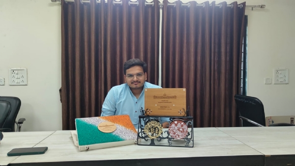 આમંત્રણ મેળવનાર યુવક