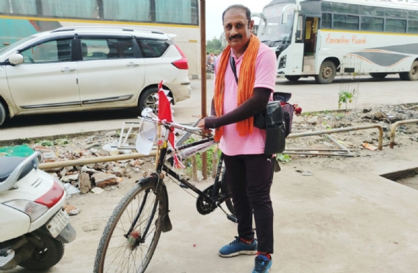 શ્રદ્ધાની પેડલયાત્રા નવસારીના નરેશ આહિર સતત 13મા વર્ષે સાયકલ પર સૌરાષ્ટ્રના દેવદર્શને નીકળ્યા શ્રદ્ધાની પેડલયાત્રા નવસારીના નરેશ આહિર સતત 13મા વર્ષે સાયકલ પર સૌરાષ્ટ્રના દેવદર્શને નીકળ્યા