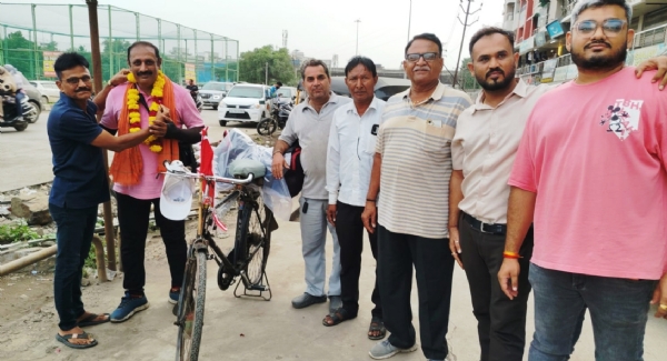 શ્રદ્ધાની પેડલયાત્રા નવસારીના નરેશ આહિર સતત 13મા વર્ષે સાયકલ પર સૌરાષ્ટ્રના દેવદર્શને નીકળ્યા શ્રદ્ધાની પેડલયાત્રા નવસારીના નરેશ આહિર સતત 13મા વર્ષે સાયકલ પર સૌરાષ્ટ્રના દેવદર્શને નીકળ્યા