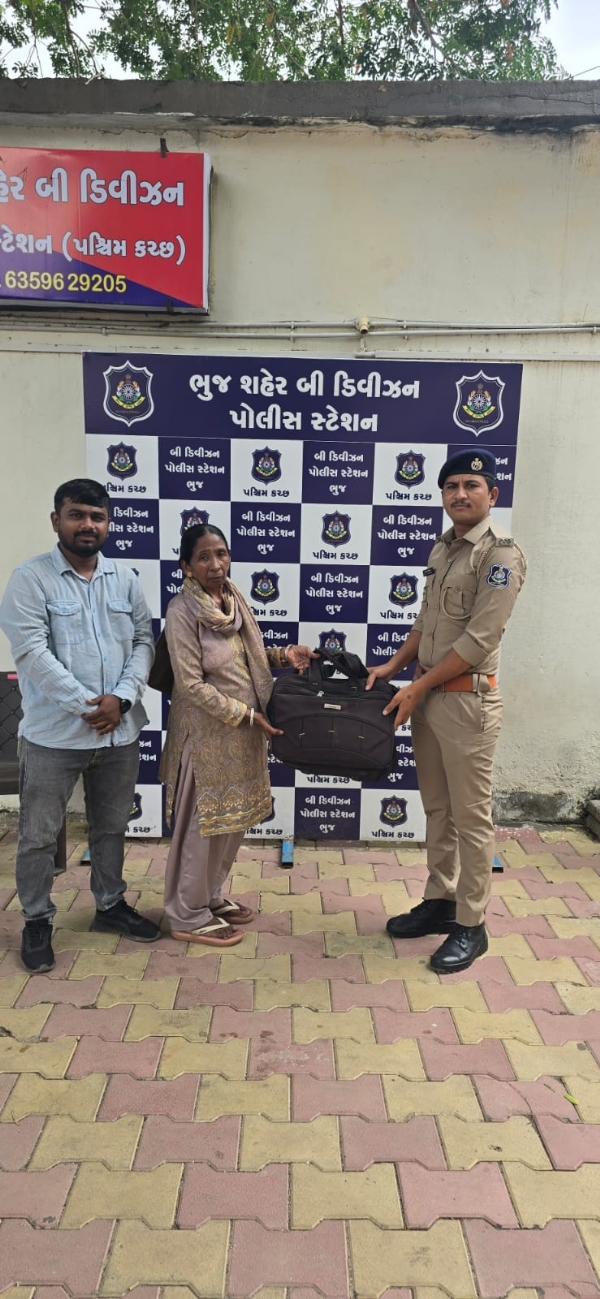 તેરા તુજકો અર્પણ અંતર્ગત બેગ પરત અપાઈ