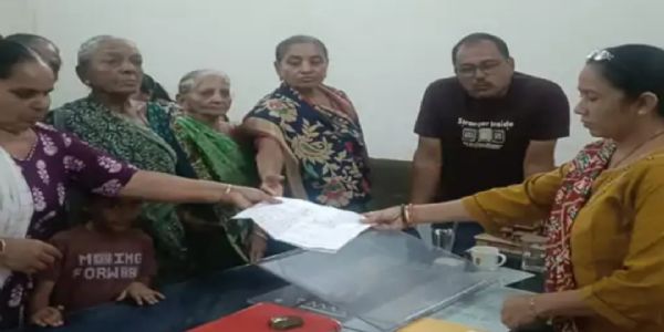 પાટણના અંબાજી નેળિયા વિસ્તારમાં આવેલી યશ વિહાર સોસાયટીના રહીશોએ રખડતા શ્વાનના વધતા ત્રાસ અંગે નગરપાલિકા પ્રમુખને રજૂઆત કરી