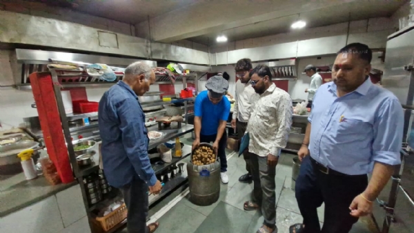 પોરબંદર શહેરમાં એનાલોગ ડેરી         પ્રોડક્ટ્સ સામે ખોરાક અને ઔષધ નિયમન તંત્ર તથા મહાનગરપાલિકાની ફૂડ શાખાનું સઘન ચેકિંગ.