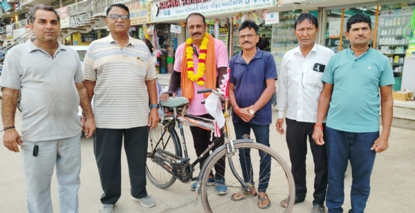શ્રદ્ધાની પેડલયાત્રા નવસારીના નરેશ આહિર સતત 13મા વર્ષે સાયકલ પર સૌરાષ્ટ્રના દેવદર્શને નીકળ્યા શ્રદ્ધાની પેડલયાત્રા નવસારીના નરેશ આહિર સતત 13મા વર્ષે સાયકલ પર સૌરાષ્ટ્રના દેવદર્શને નીકળ્યા