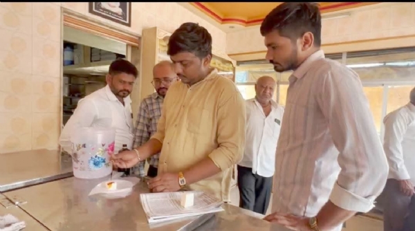 અમરેલીમાં ફૂડ એન્ડ ડ્રગ્સ વિભાગની કાર્યવાહી: પનીરની ગુણવત્તા તપાસવા વિવિધ દુકાનોમાં દરોડા અમરેલીમાં ફૂડ એન્ડ ડ્રગ્સ વિભાગની કાર્યવાહી: પનીરની ગુણવત્તા તપાસવા વિવિધ દુકાનોમાં દરોડા
