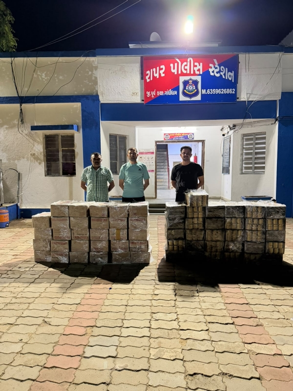 રાપર ખાતે કાર માંથી પકડાયેલ દારૂ રાપર ખાતે કાર માંથી પકડાયેલ દારૂ