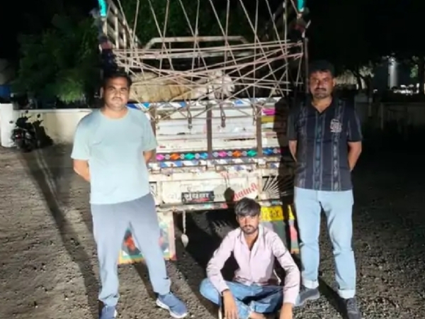 આડેસર ચેકપોસ્ટ પર પકડાયેલ વાહન અને આરોપી