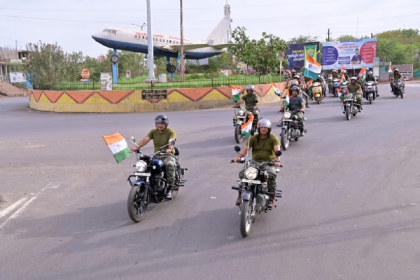સરહદ સુરક્ષા દળ (BSF) દ્વારા ભવ્ય તિરંગા બાઇક રેલી સરહદ સુરક્ષા દળ (BSF) દ્વારા ભવ્ય તિરંગા બાઇક રેલી