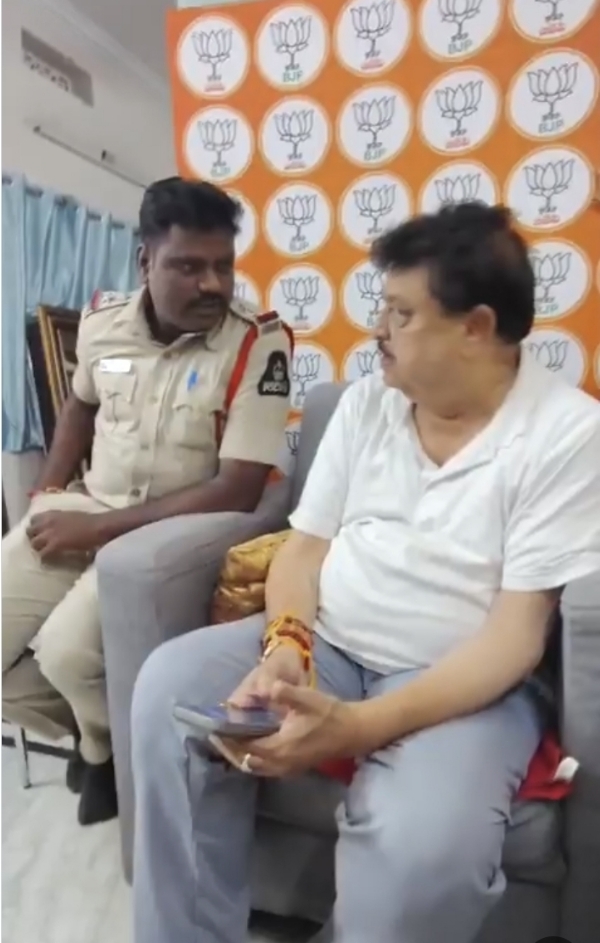 તેલંગાણા ભાજપ પ્રદેશ પ્રમુખ રામચંદ્ર રાવના ઘરે પોલીસ પહોંચી તેલંગાણા ભાજપ પ્રદેશ પ્રમુખ રામચંદ્ર રાવના ઘરે પોલીસ પહોંચી