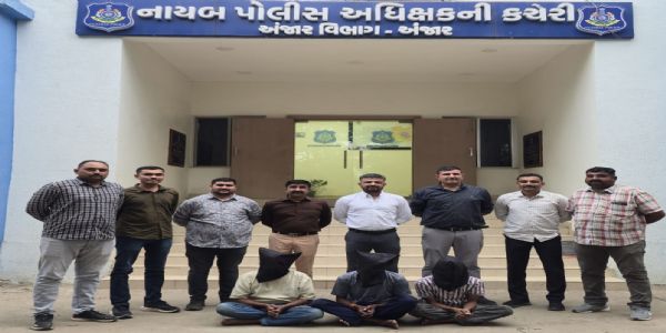 અંજારની સીમમાં તમંચો બતાવી સોનાની ચેઈન લૂંટનાર આંતરરાજ્ય ગેંગનો પર્દાફાશ, ત્રણ ઝડપાયા