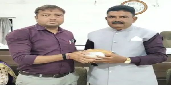પાટણ નગરપાલિકાની વોટર વર્ક્સ શાખામાં ક્લાર્ક તરીકે ફરજ બજાવતા ભરત મોદીના વયનિવૃત્તિ વિદાયમાન
