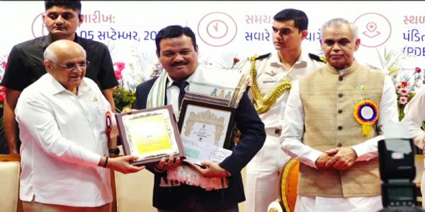 વાલિયાના શિક્ષક હિરેનકુમાર દિહેણીયાને  2026ના વર્ષનો શ્રેષ્ઠ શિક્ષક રાજ્ય પારિતોષિક એનાયત