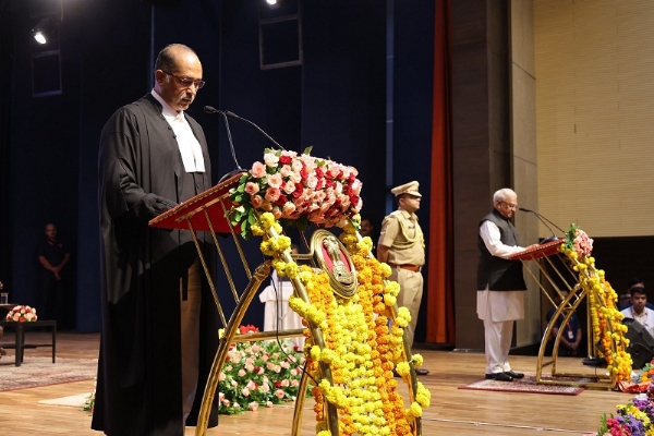 न्यायमूर्ति अल्पेश कोगजे शपथ ग्रहण करते हुए