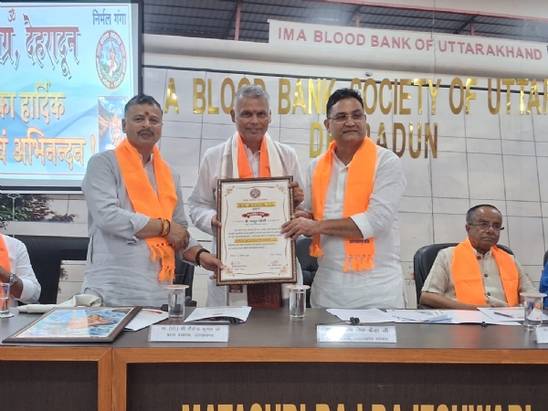 મયુર જોશી સન્માન પ્રાપ્ત કરતા