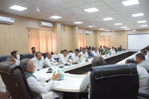 વન  અને  પર્યાવરણ  મંત્રી અર્જુન મોઢવાડિયાના અધ્યક્ષસ્થાને  PGVCL પોરબંદર વર્તુળના અધિકારીઓ  સા થે  બેઠક   યોજાઈ.