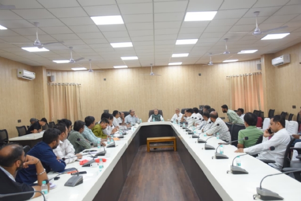 વન  અને  પર્યાવરણ  મંત્રી અર્જુન મોઢવાડિયાના અધ્યક્ષસ્થાને  PGVCL પોરબંદર વર્તુળના અધિકારીઓ  સા થે  બેઠક   યોજાઈ.