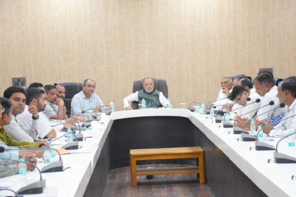 વન  અને  પર્યાવરણ  મંત્રી અર્જુન મોઢવાડિયાના અધ્યક્ષસ્થાને  PGVCL પોરબંદર વર્તુળના અધિકારીઓ  સા થે  બેઠક   યોજાઈ.