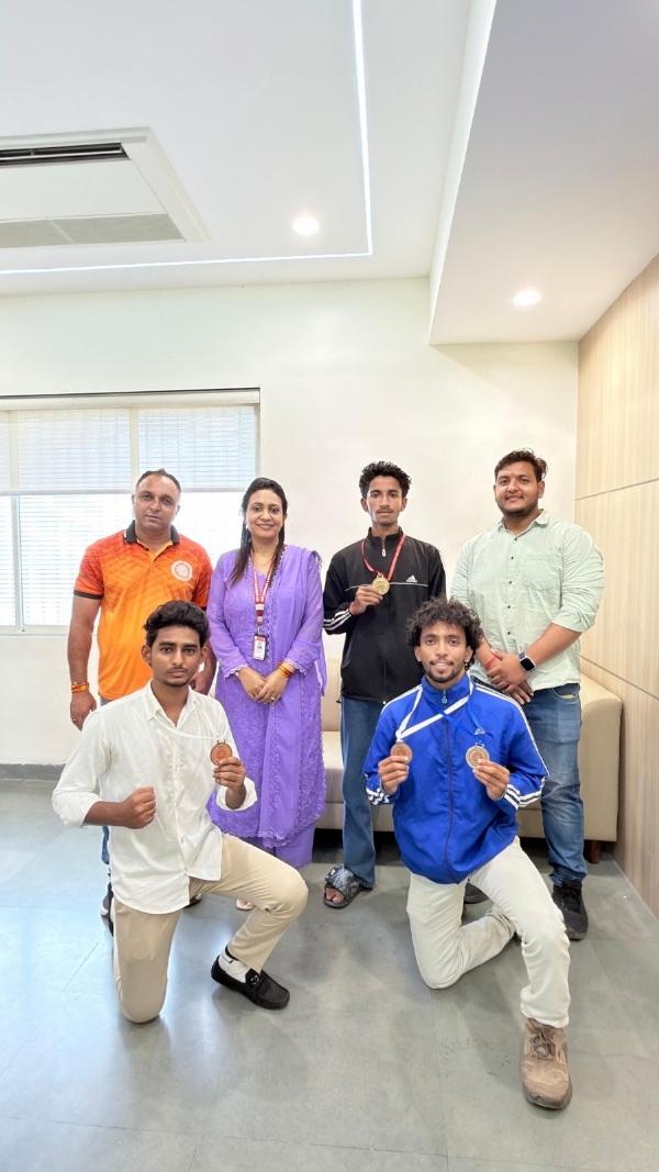 કરાટે સ્પર્ધાના મેડલ વિજેતા વિદ્યાર્થીઓ સાથે કોલેજ પરિવાર.