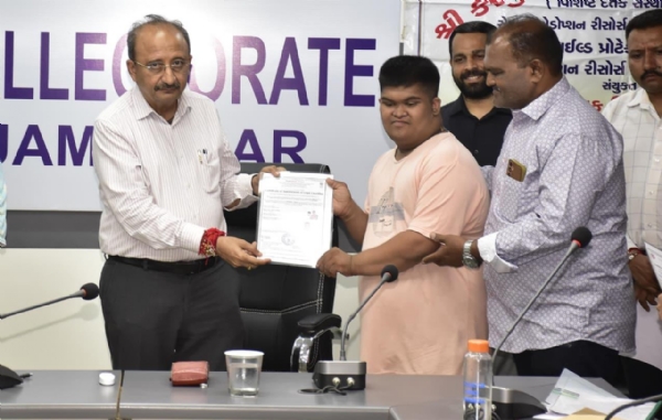 દિવ્યાંગજનોને કાનૂની વાલીપણાના (ગાર્ડિયનશીપ) પ્રમાણપત્રો એનાયત