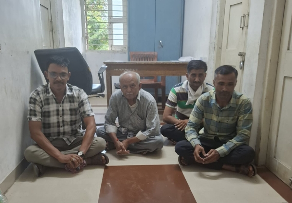 રાણાવાવમાં રહેણાક મકાન માં ચાલતા જુગાર ધામ પર પોલીસ નો દરોડો.