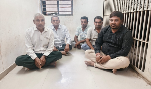 ખાગે શ્રી ગામે ગોડાઉનમાં ધમધમતા જુગારધામ પર કુતિયાણા પોલીસનો સફાયો. ખાગે શ્રી ગામે ગોડાઉનમાં ધમધમતા જુગારધામ પર કુતિયાણા પોલીસનો સફાયો.