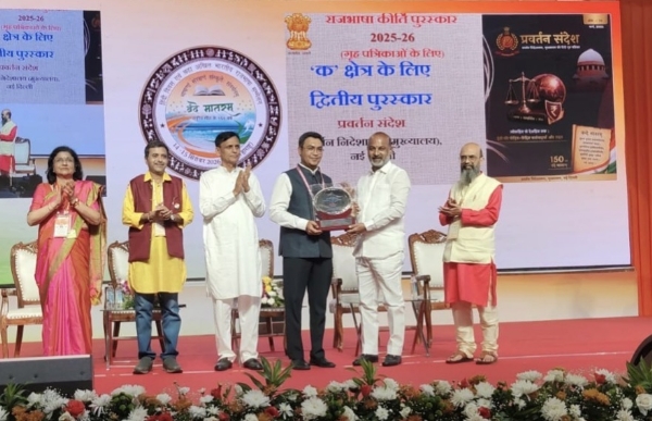 પુરષ્કાર આપતા કેન્દ્રીય ગૃહ રાજ્યમંત્રી બી. સંજય કુમાર અને નિત્યાનંદ રાય